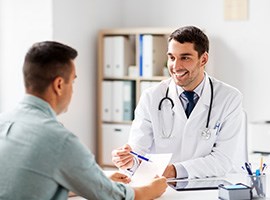 médico explicando las políticas a un paciente de sexo masculino