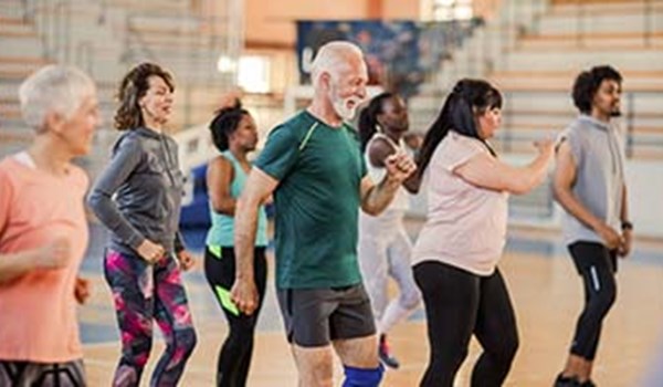 Grupo de adultos mayores bailando