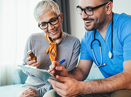 proveedor reunido con un paciente