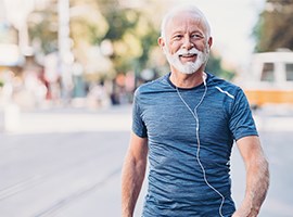Hombre mayor feliz caminando al aire libre