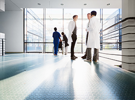 Personal médico en un pasillo de hospital