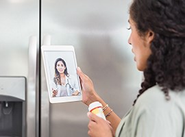 Mujer en una consulta por tablet con una enfermera