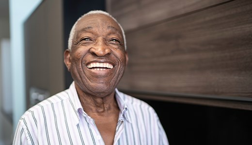 Hombre mayor feliz y sonriendo