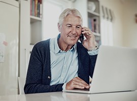 Hombre de traje en una computadora