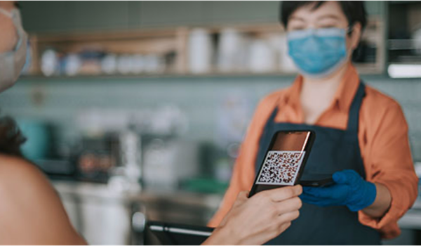 Programa de Descuentos Cliente escaneando un código QR para obtener descuentos en la cafetería local